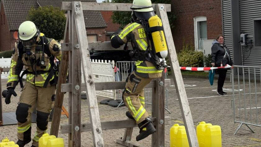 Atemschutzträger mit Schaumkanistern an einer Leiterwand
