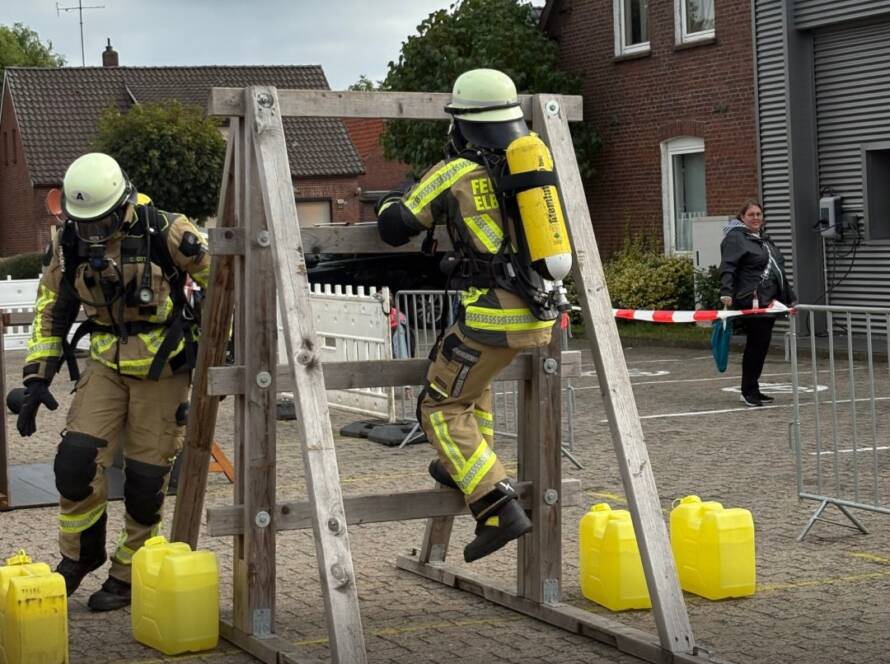 Atemschutzträger mit Schaumkanistern an einer Leiterwand