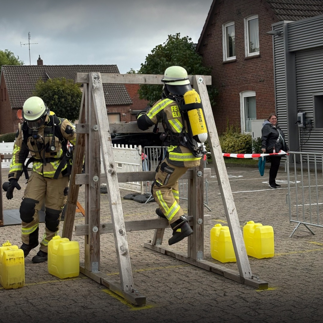 Atemschutzträger mit Schaumkanistern an einer Leiterwand