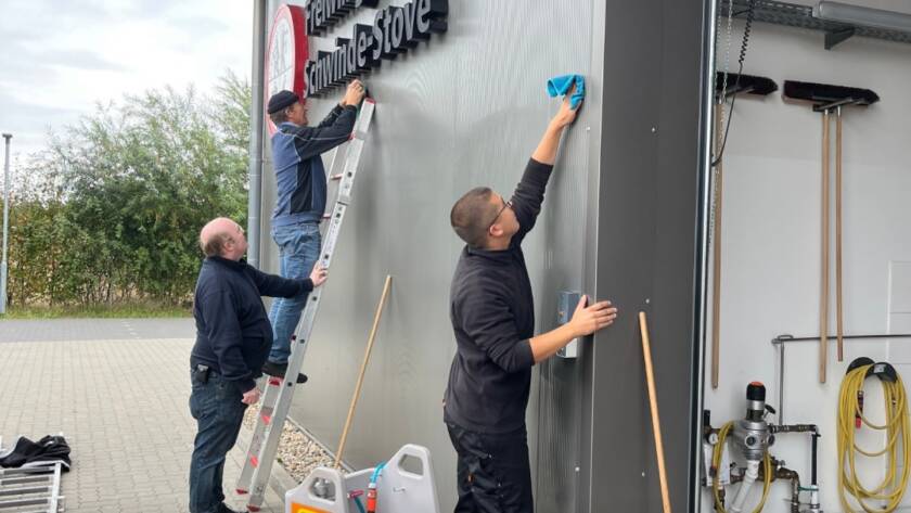 Die Wand und das Logo werden gereinigt