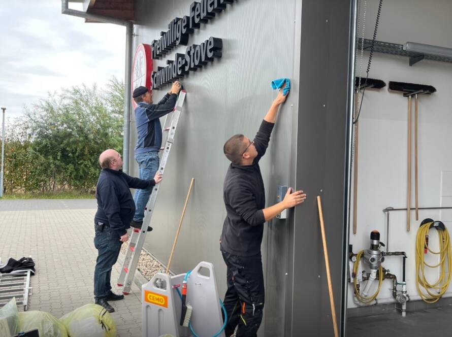 Die Wand und das Logo werden gereinigt