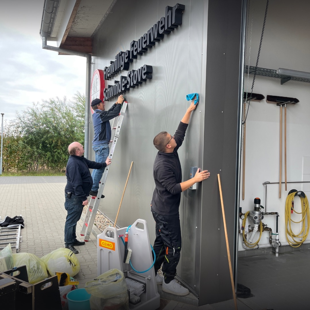 Die Wand und das Logo werden gereinigt