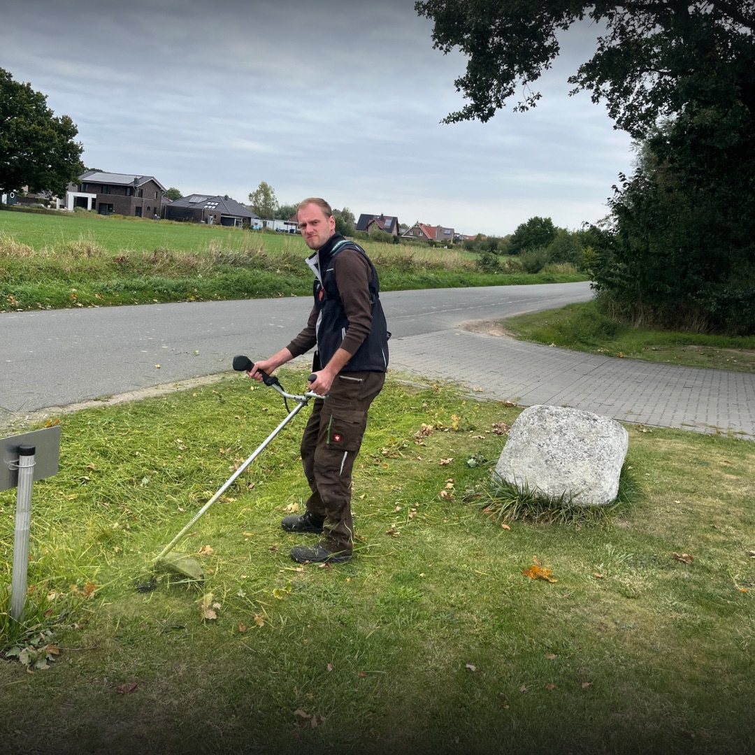 Jemand trimmt den Rasen