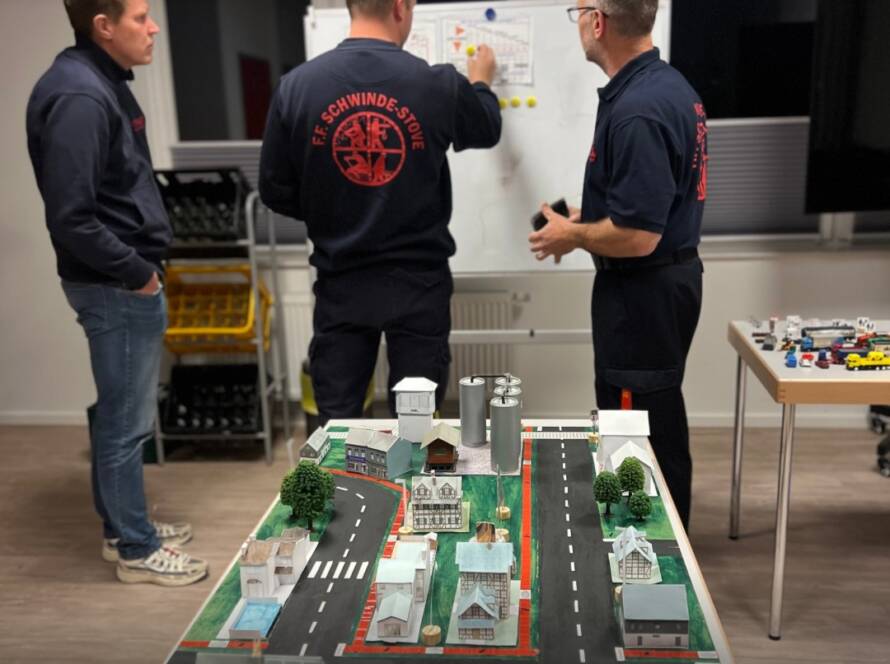 Planspiel und eine Tafel an der die Lage besprochen wird