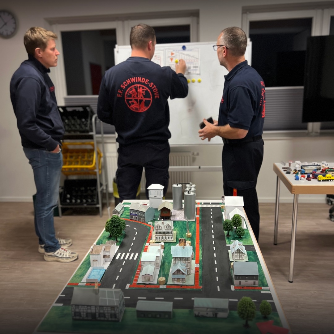 Planspiel und eine Tafel an der die Lage besprochen wird