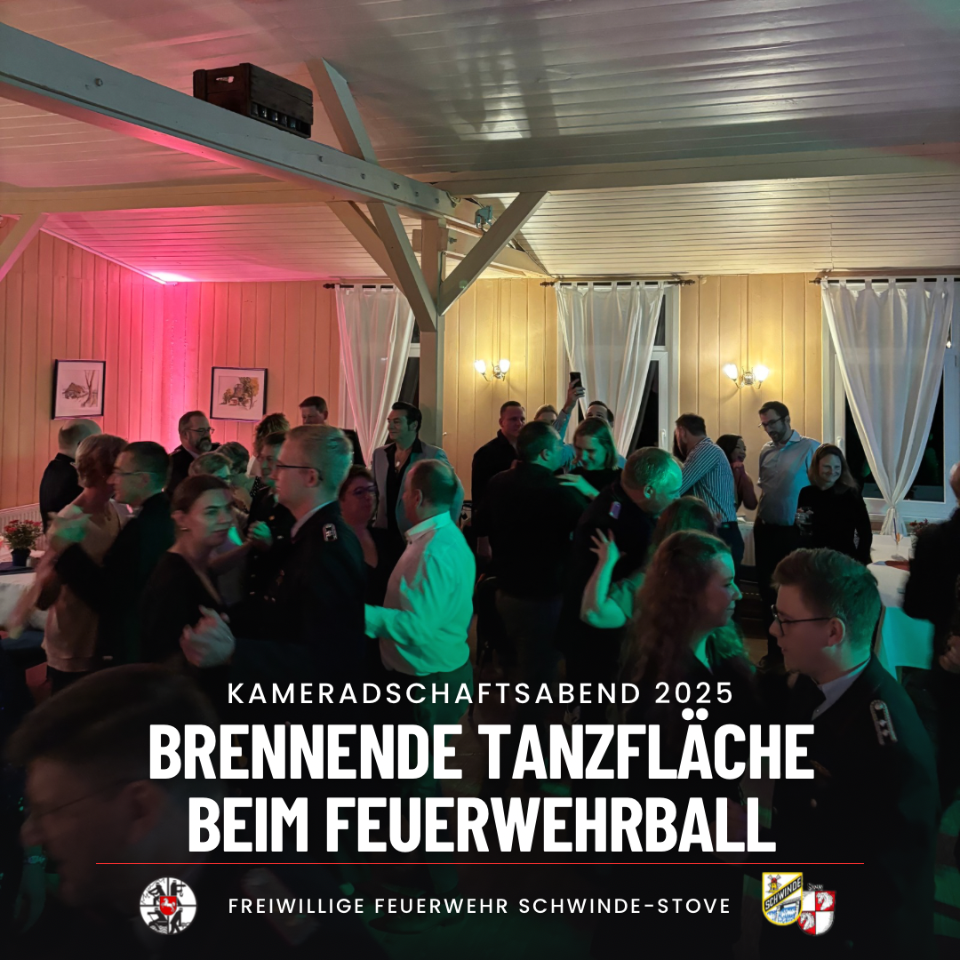 Tanzende Menschen in einem Saal