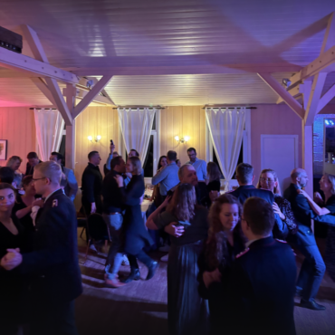 Tanzende Menschen in einem Saal