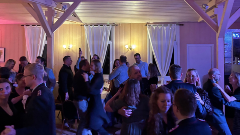 Tanzende Menschen in einem Saal