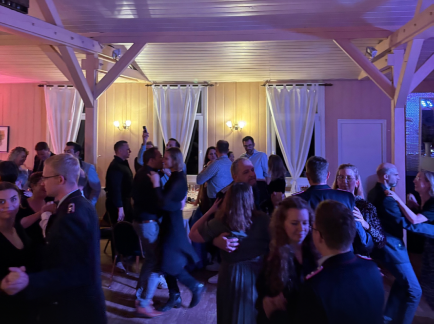 Tanzende Menschen in einem Saal