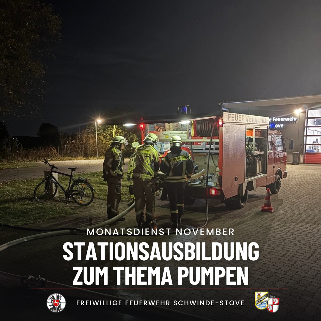 Feuerwehrleute an der Pumpe eines Einsatzfahrzeugs