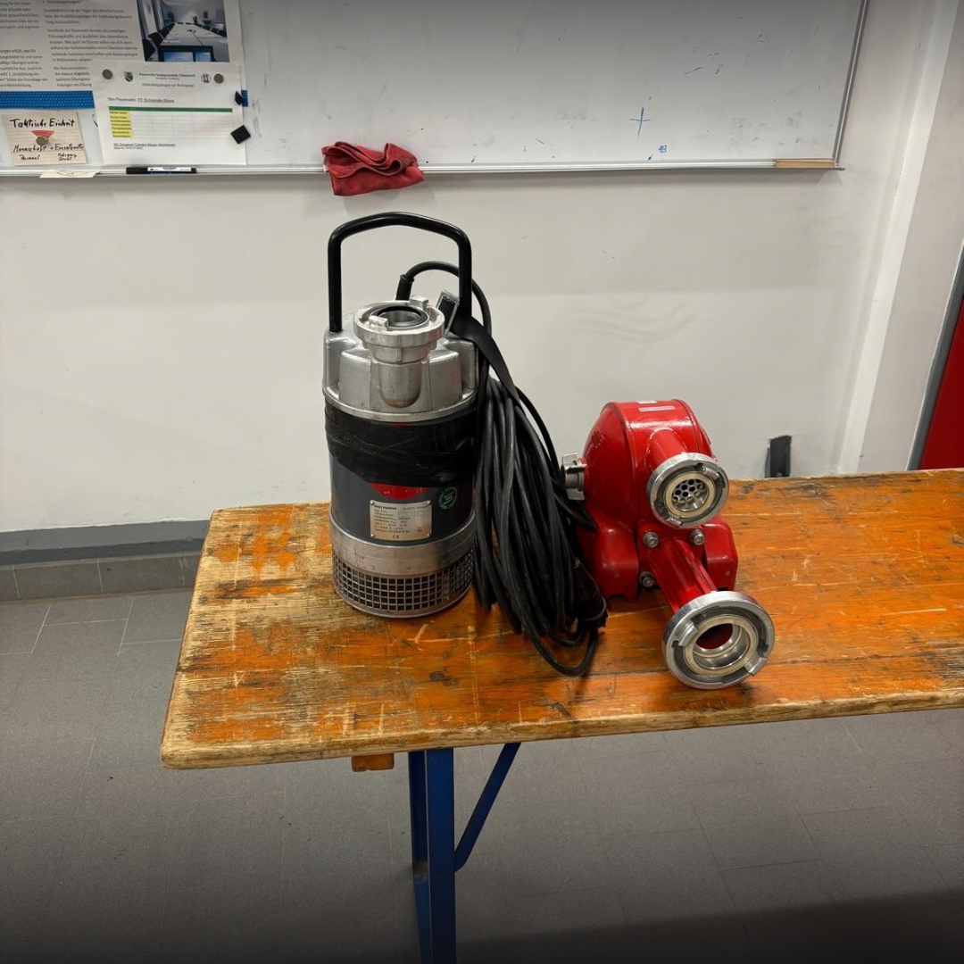 Eine Tauchpumpe und eine Wasserstrahlpumpe auf einem Tisch