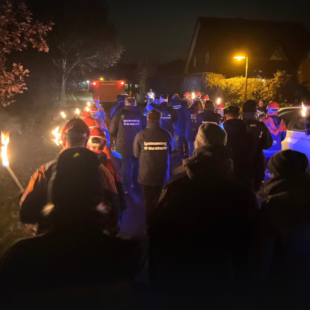 Spielmannszug und Jugendfeuerwehr beim Laternenumzug