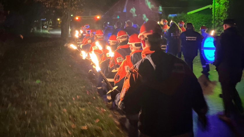 Spielmannszug und Jugendfeuerwehr beim Laternenumzug