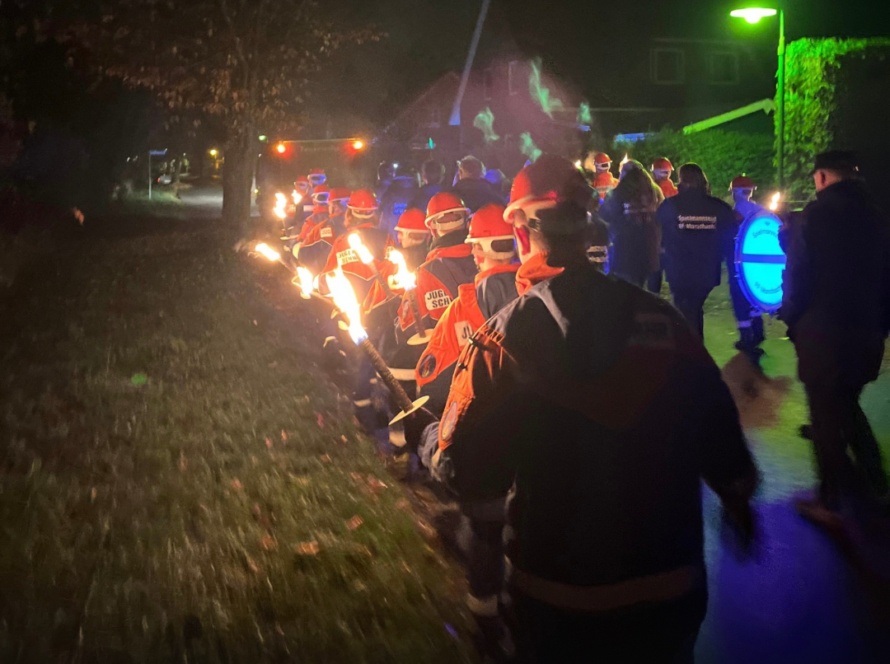 Spielmannszug und Jugendfeuerwehr beim Laternenumzug