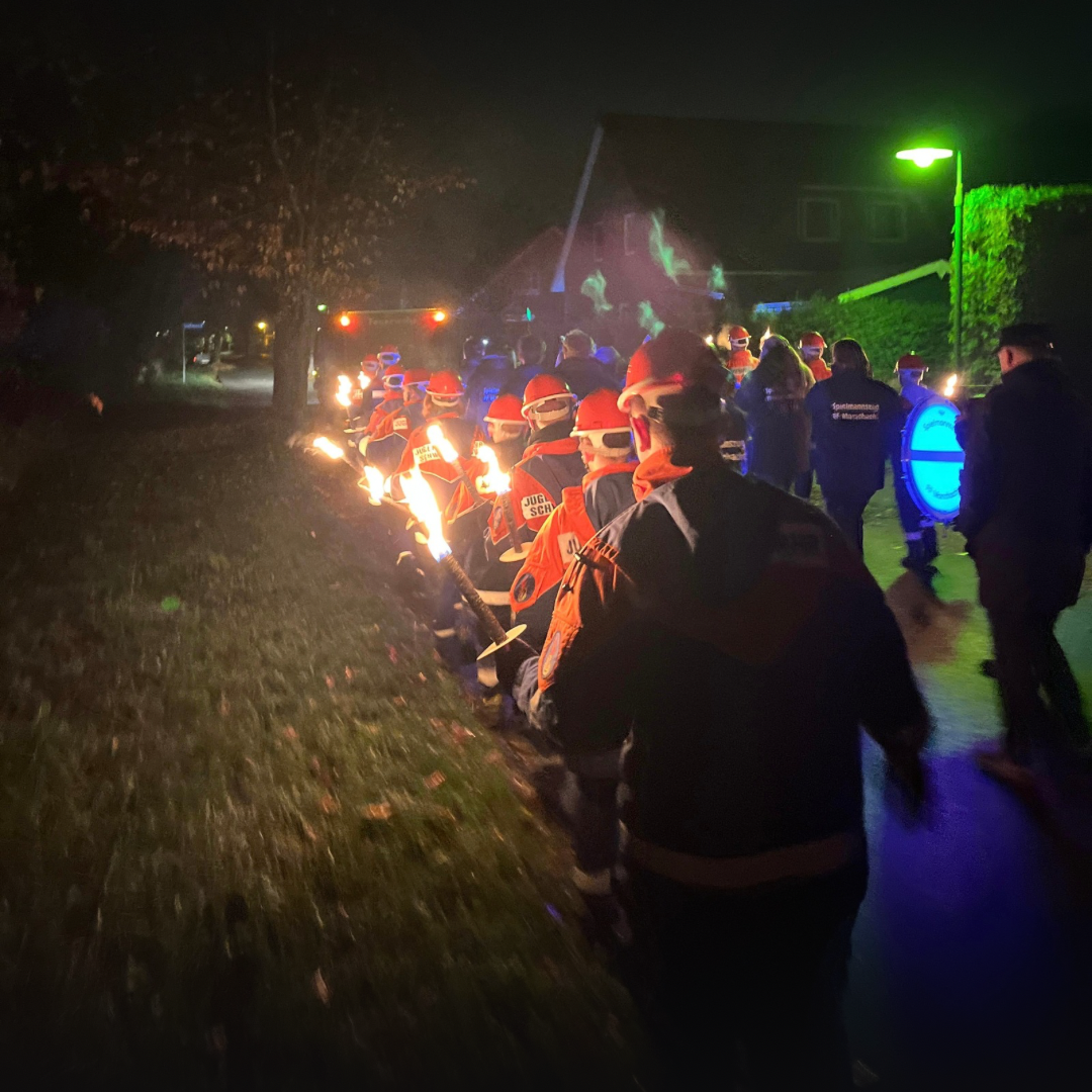 Spielmannszug und Jugendfeuerwehr beim Laternenumzug