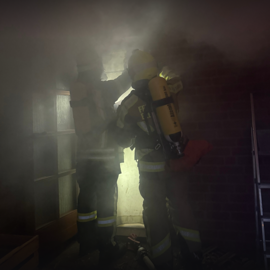 Atemschutzträger setzen einen Rauchvorhang