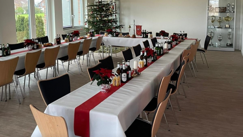 Ein gedeckter Tisch im Gerätehaus der Feuerwehr Schwinde-Stove