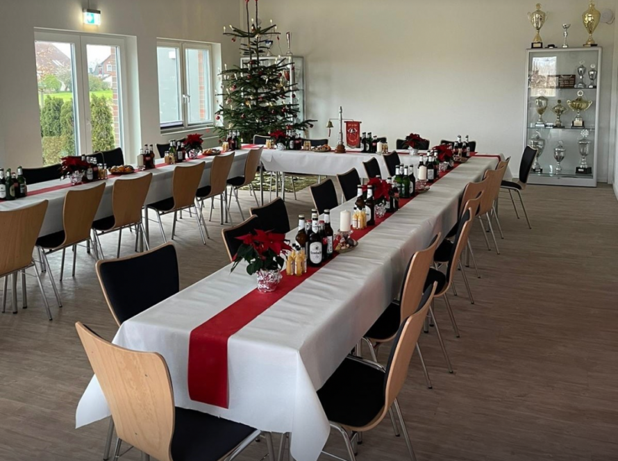 Ein gedeckter Tisch im Gerätehaus der Feuerwehr Schwinde-Stove