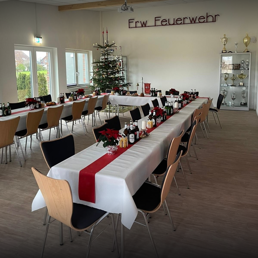 Ein gedeckter Tisch im Gerätehaus der Feuerwehr Schwinde-Stove