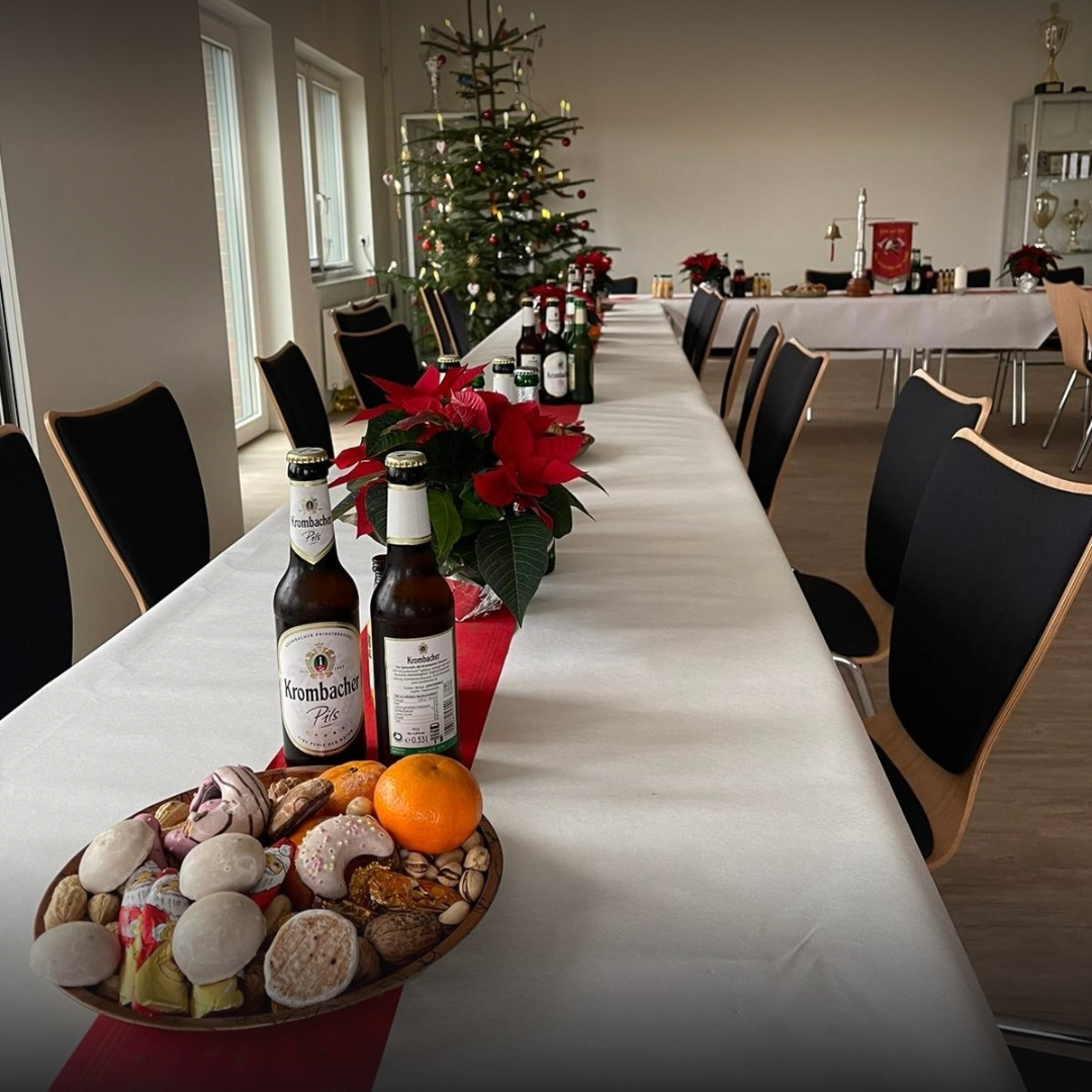 Ein gedeckter Tisch im Gerätehaus der Feuerwehr Schwinde-Stove