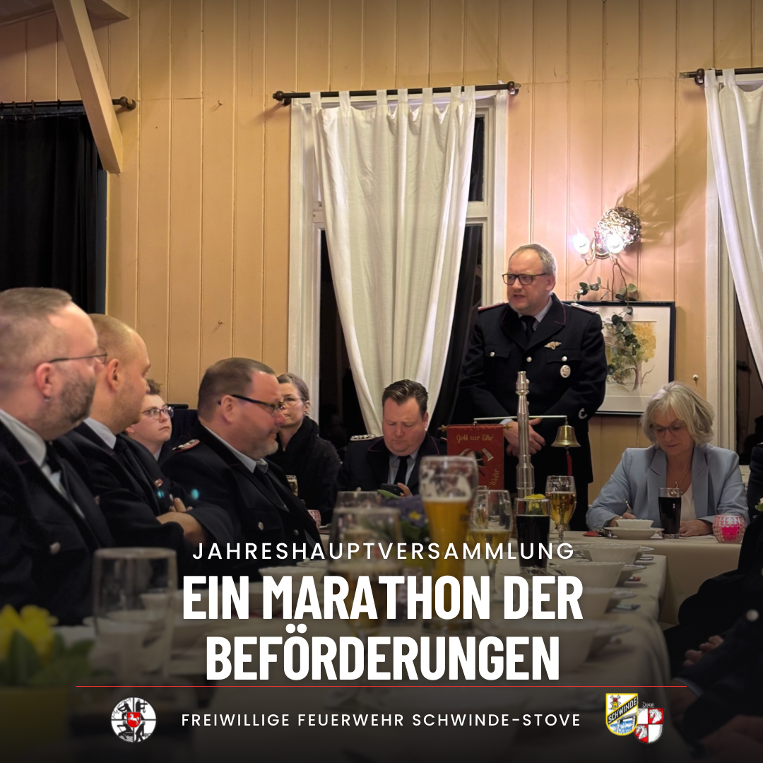 Menschen sitzen an einem Tisch während eine Person spricht