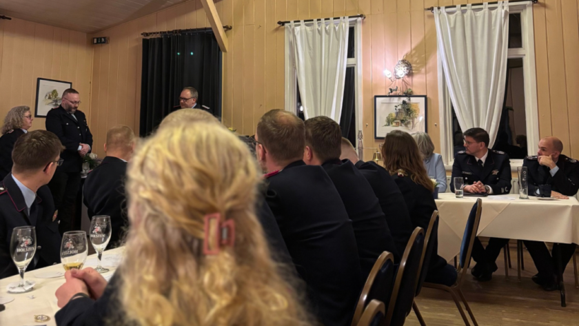 Menschen sitzen an einem Tisch