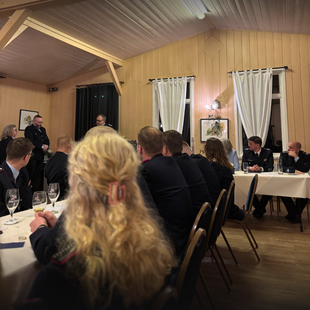 Menschen sitzen an einem Tisch