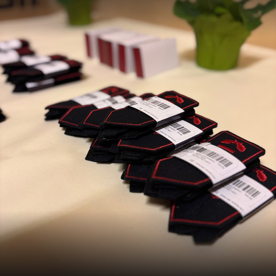 Neue Schulterstücke auf einem Tisch