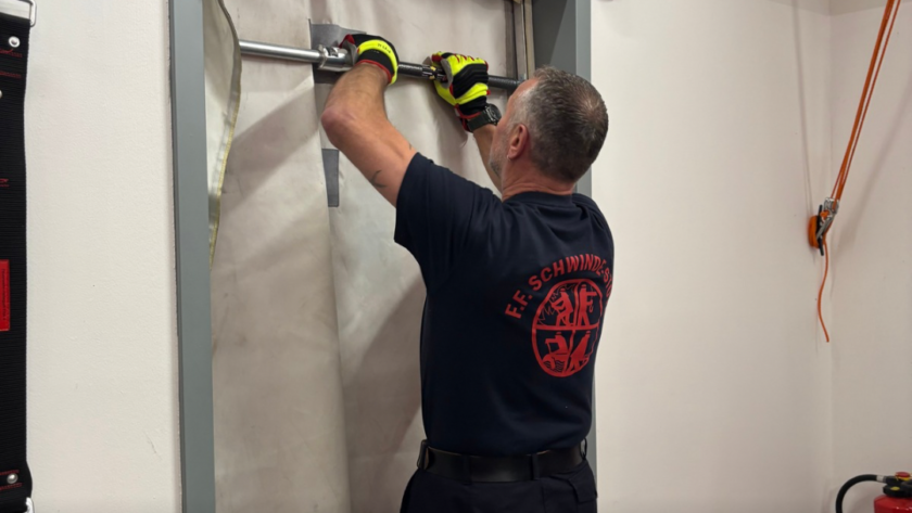 Setzen eines Rauchvorhangs an einer Tür