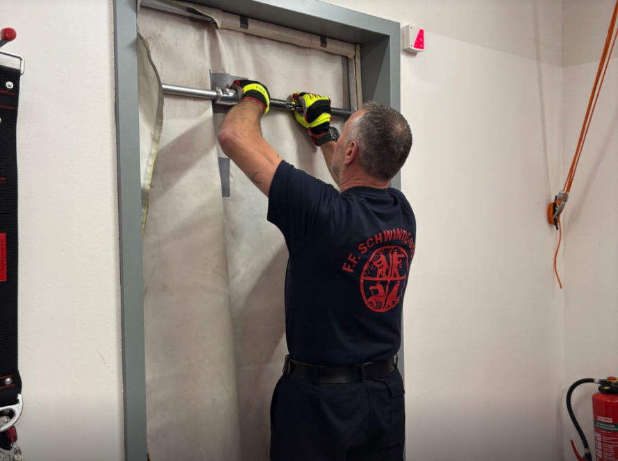 Setzen eines Rauchvorhangs an einer Tür