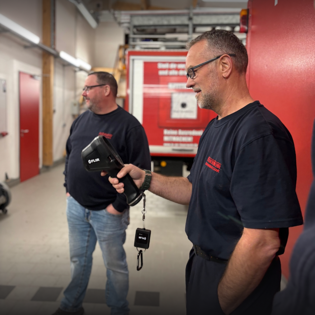 Eine Person nutzt eine Wärmebildkamera