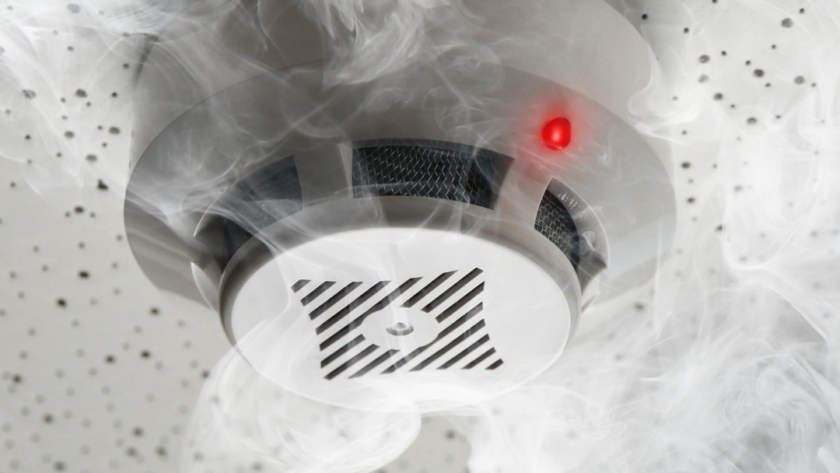 Rauchmelder und Rauch an einer Decke