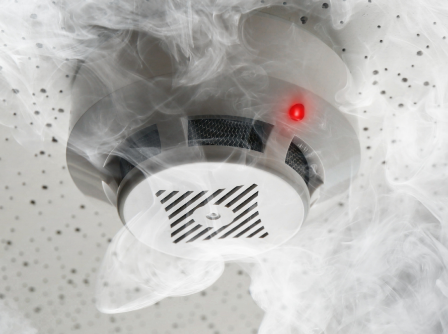 Rauchmelder und Rauch an einer Decke