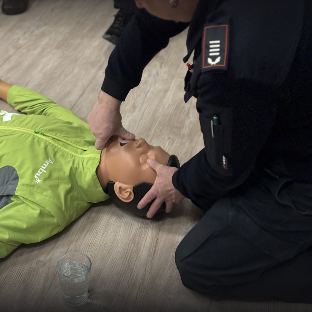 Setzen eines Tubus an einer Puppe