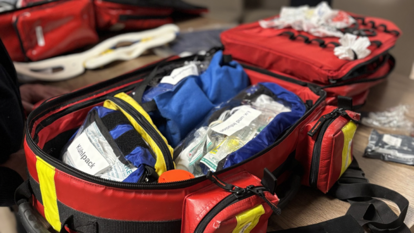 Aufgeklappter Rettungsrucksack