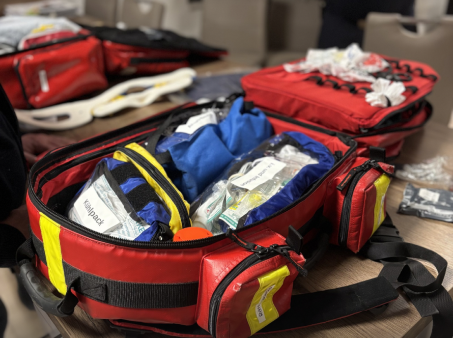 Aufgeklappter Rettungsrucksack