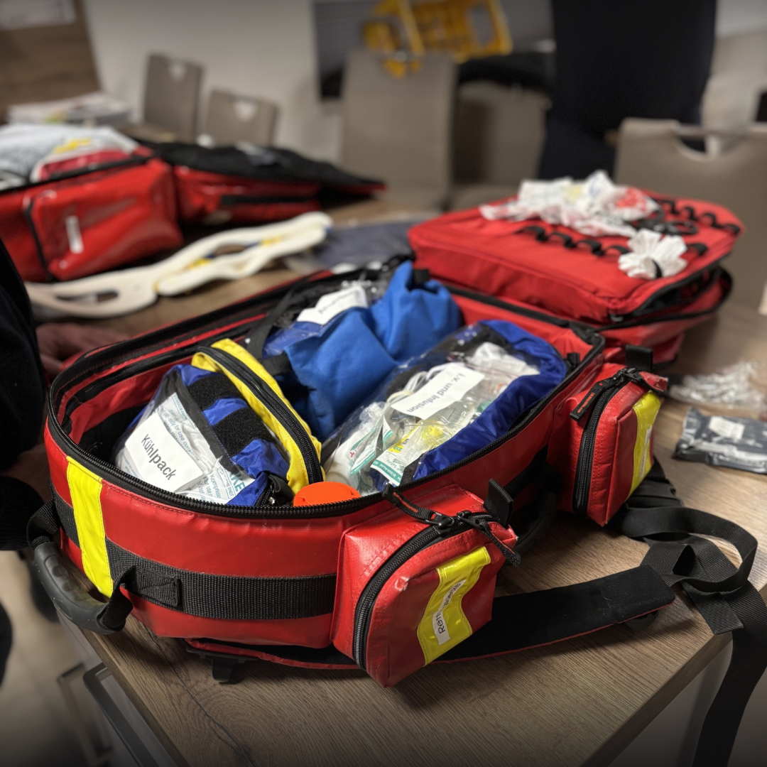 Aufgeklappter Rettungsrucksack