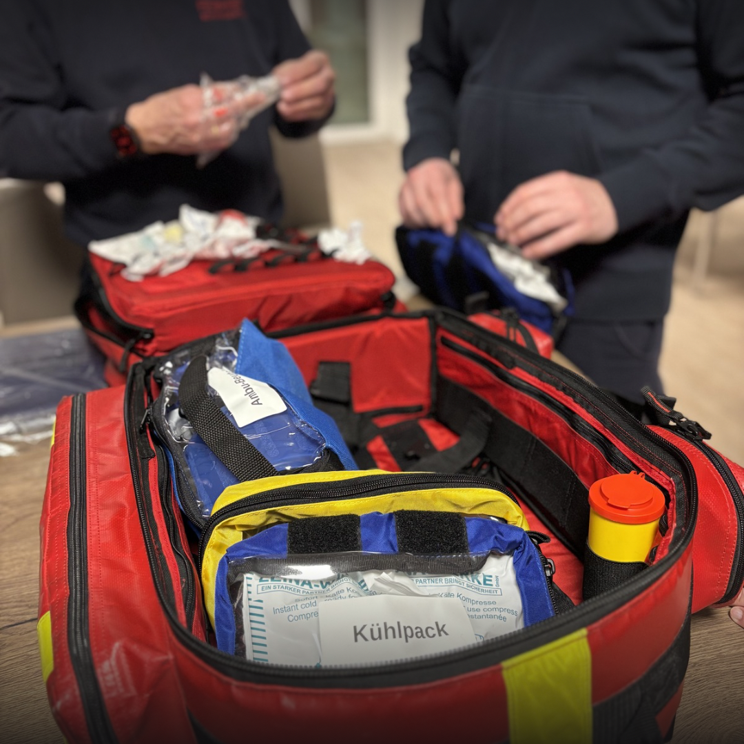 Aufgeklappter Rettungsrucksack