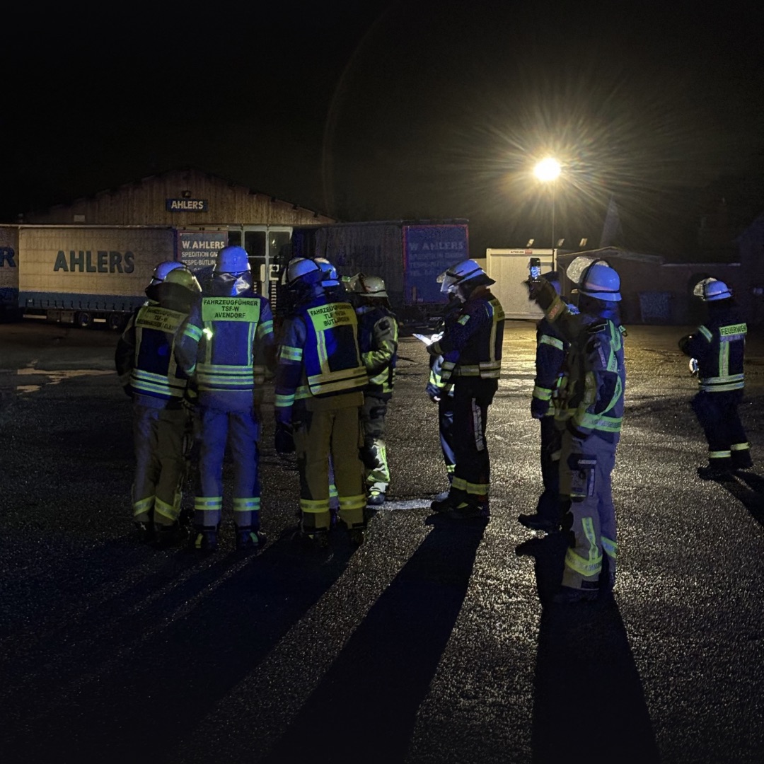 Gruppenführer besprechen die Lage am Einsatzort
