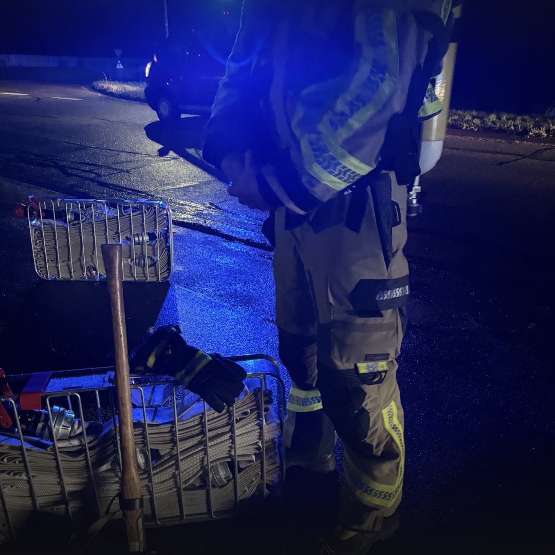 Zwei Schlauchkörbe und eine Axt in Bereitstellung