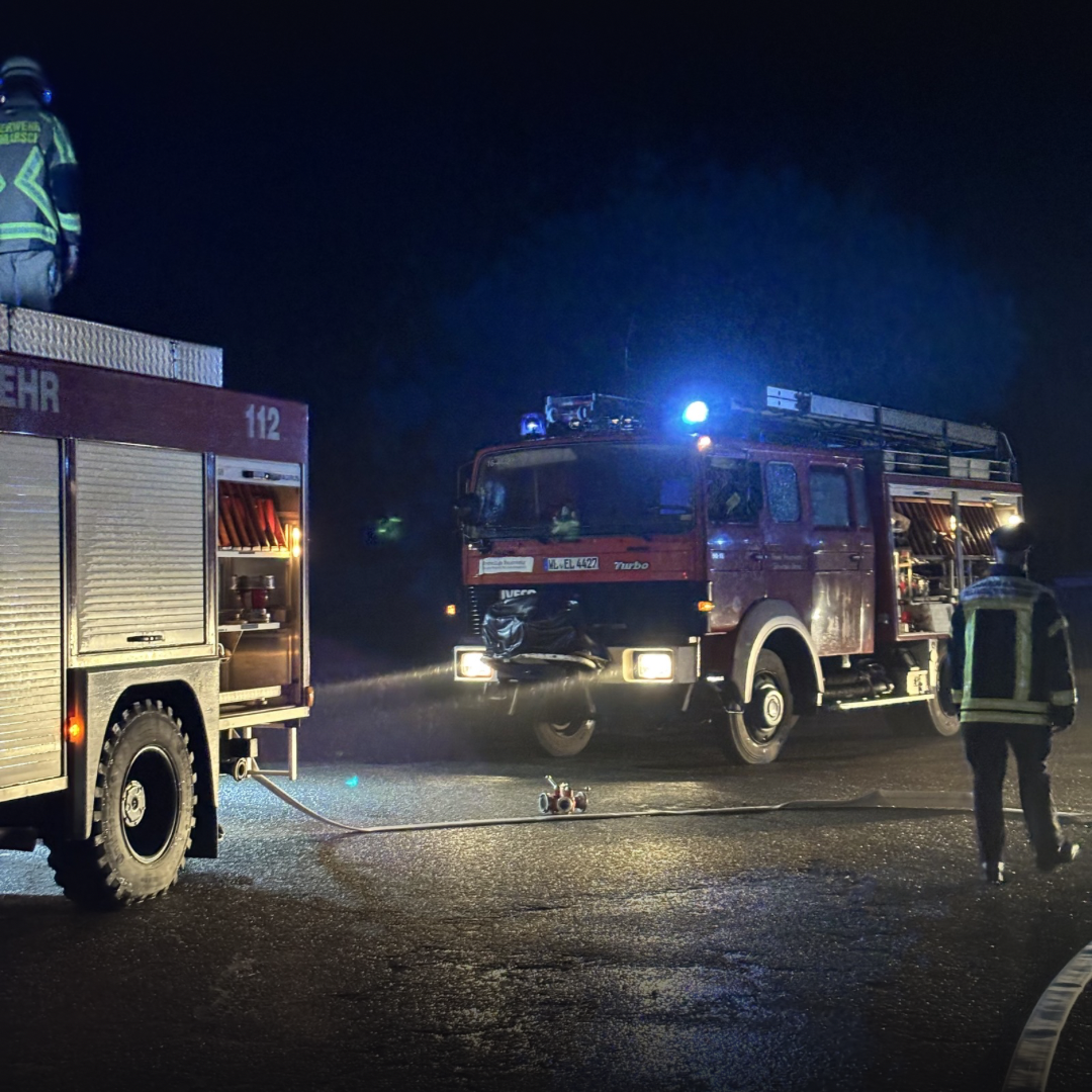 Zwei Einsatzfahrzeuge mit Blaulicht an einer Einsatzstelle