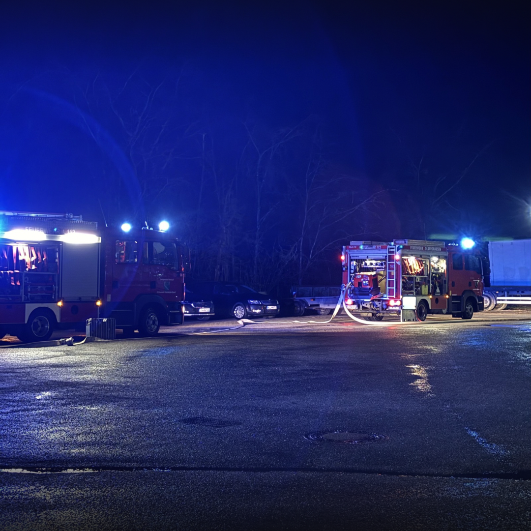 Zwei Einsatzfahrzeuge mit Blaulicht an einer Einsatzstelle