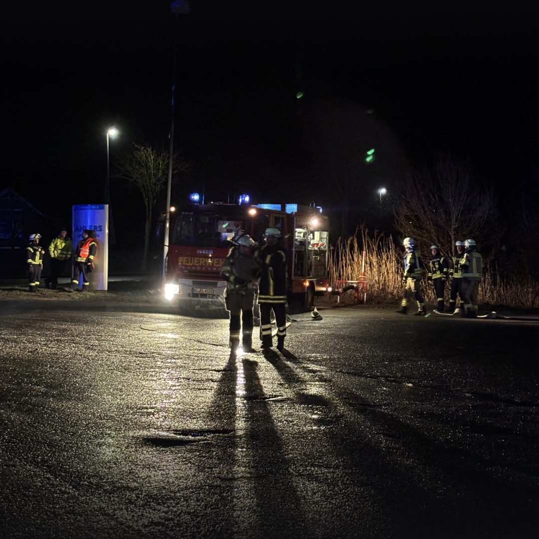 Ein Einsatzfahrzeug mit Blaulicht an einer Einsatzstelle