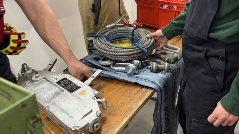 Geräte auf einem Tisch