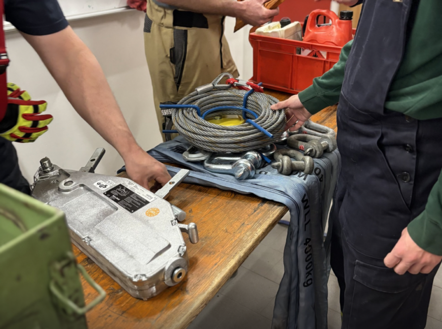 Geräte auf einem Tisch