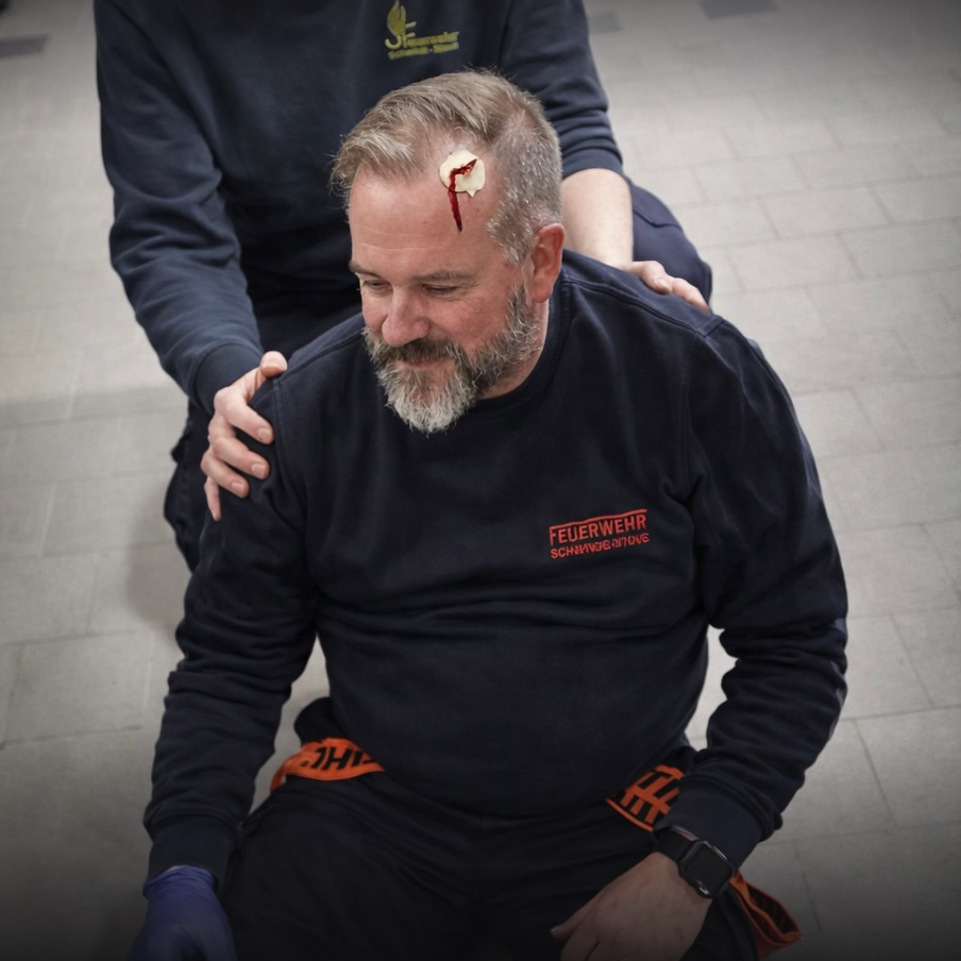 Ein Mann mit Verletzung am Kopf