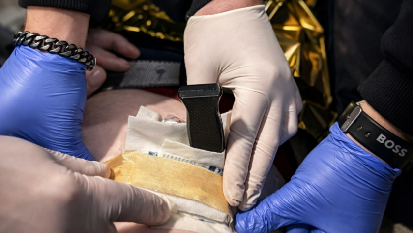 Eine Messerverletzung wird versorgt