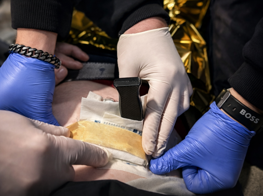 Eine Messerverletzung wird versorgt