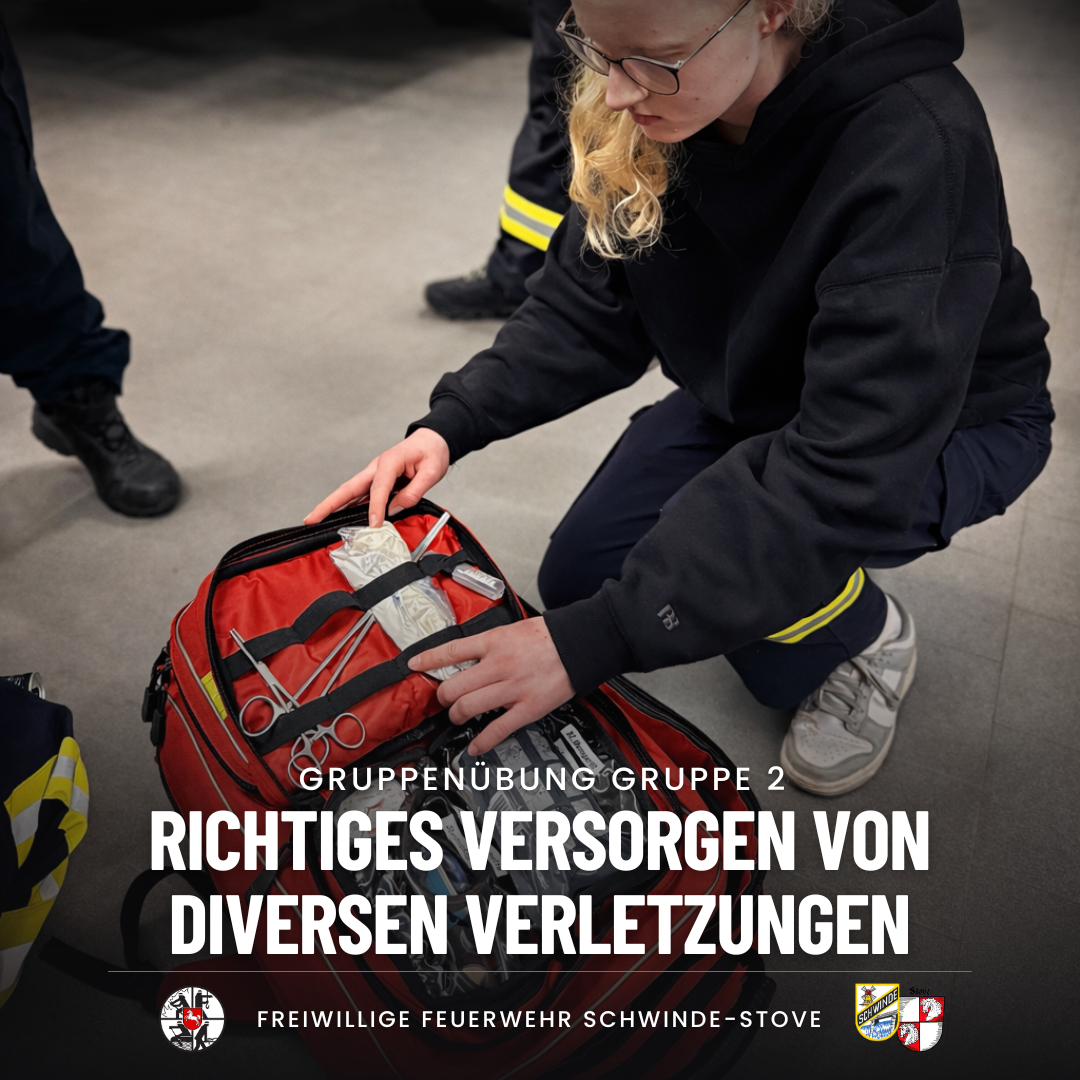 Eine Frau schaut in einen geöffneten Rettungsrucksack