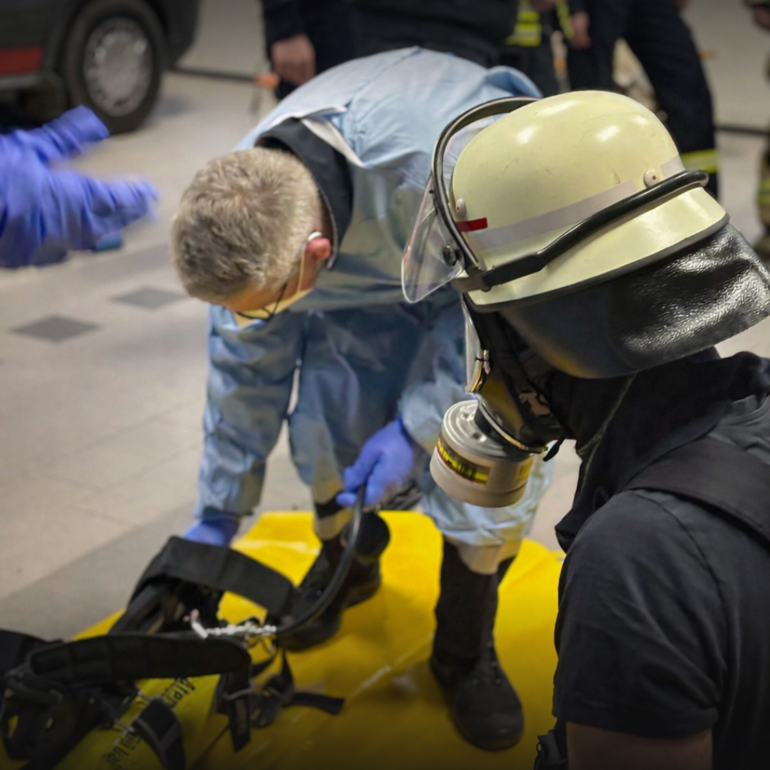 Ein Feuerwehrmann wird entkleidet